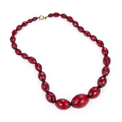 Lot 572 - A PRYSTAL CHERRY AMBER BAKELITE NECKLACE