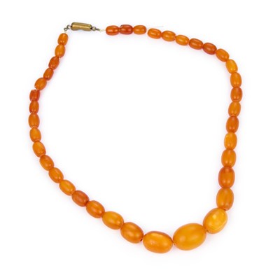 Lot 561 - AN BUTTERSCOTCH AMBER BEAD NECKLACE