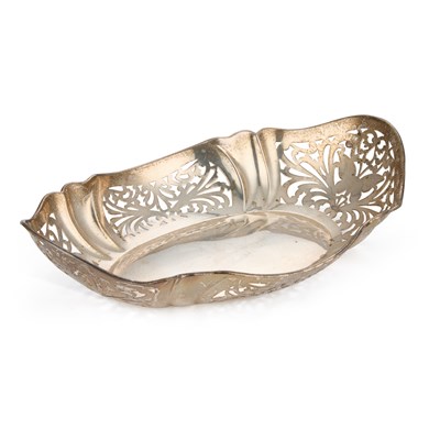 Lot 351 - A GEORGE V SILVER BREAD BASKET