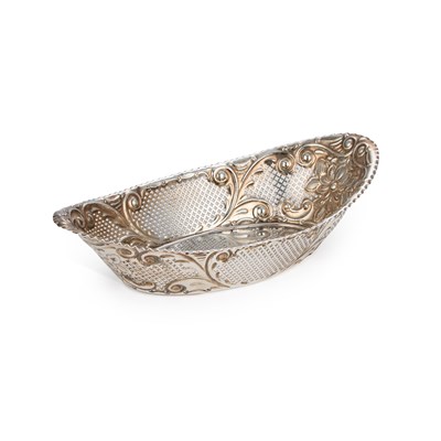 Lot 264 - AN EDWARDIAN SILVER DISH