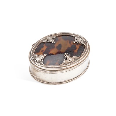 Lot 336 - AN EDWARDIAN SILVER AND TORTOISESHELL OVAL BOX