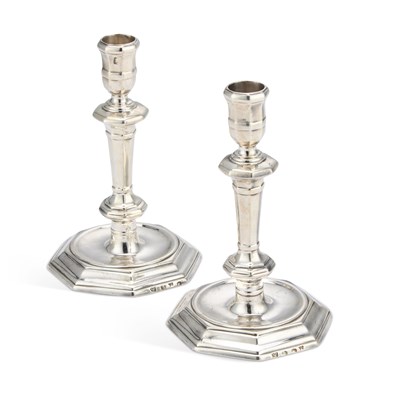 Lot 470 - A PAIR OF QUEEN ANNE SILVER CANDLESTICKS