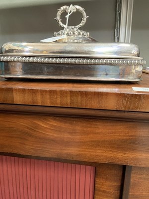 Lot 149 - A GEORGE III OLD SHEFFIELD PLATE TOASTED CHEESE DISH