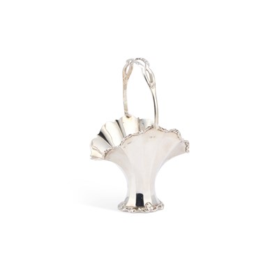 Lot 319 - A SMALL GEORGE V SILVER SWING-HANDLE BASKET