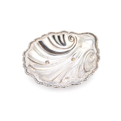 Lot 302 - A GEORGE V SILVER BUTTER SHELL
