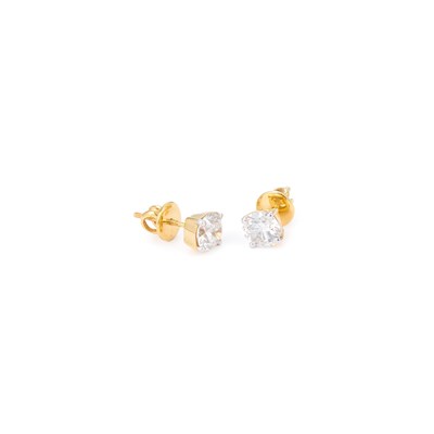 Lot 611 - A PAIR OF SOLITAIRE DIAMOND STUD EARRINGS