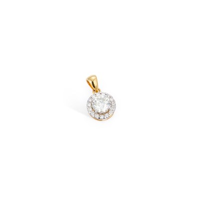 Lot 725 - A DIAMOND CLUSTER PENDANT