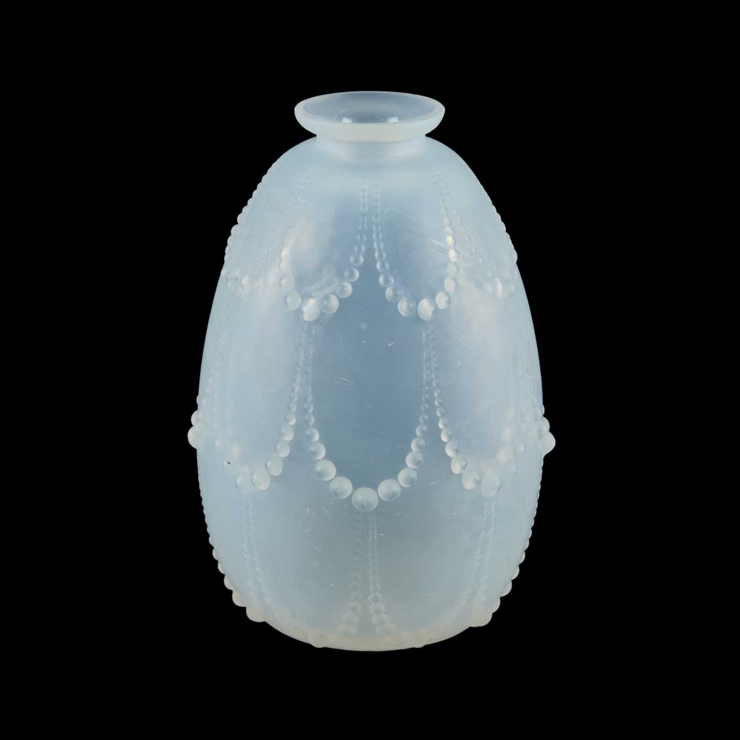 Lot 73 - RENÉ LALIQUE (FRENCH, 1860-1945), A 'PERLS' VASE