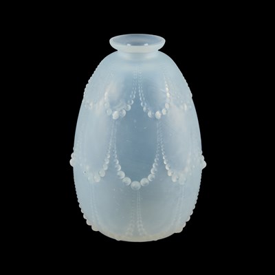 Lot 73 - RENÉ LALIQUE (FRENCH, 1860-1945), A 'PERLS' VASE