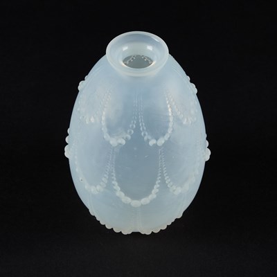 Lot 73 - RENÉ LALIQUE (FRENCH, 1860-1945), A 'PERLS' VASE