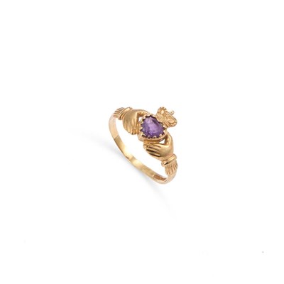 Lot 528 - A 9 CARAT GOLD AMETHYST CLADDAGH RING