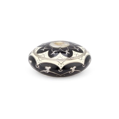 Lot 214 - AN EARLY 20TH CENTURY CONTINENTAL SILVER, MOTHER-OF-PEARL AND ENAMEL BOX