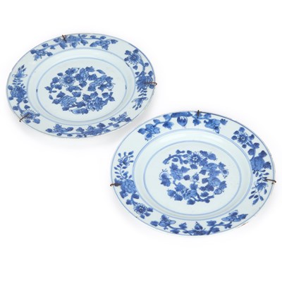 Lot 485 - A PAIR OF CHINESE BLUE AND WHITE PORCELAIN PLATES