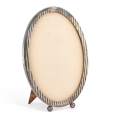 Lot 356 - A GEORGE V SILVER-MOUNTED OVAL PHOTOGRAPH FRAME