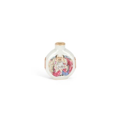 Lot 486 - A CHINESE FAMILLE ROSE PORCELAIN SNUFF BOTTLE