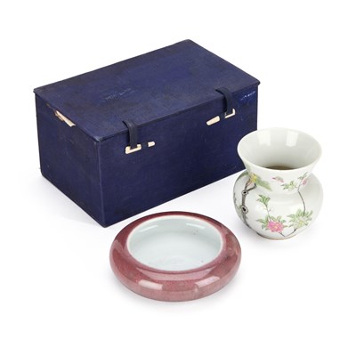 Lot 508 - A CHINESE PORCELAIN BRUSHWASHER AND VASE