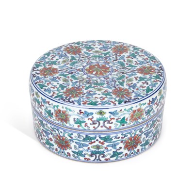 Lot 563 - A CHINESE DOUCAI CIRCULAR BOX AND COVER