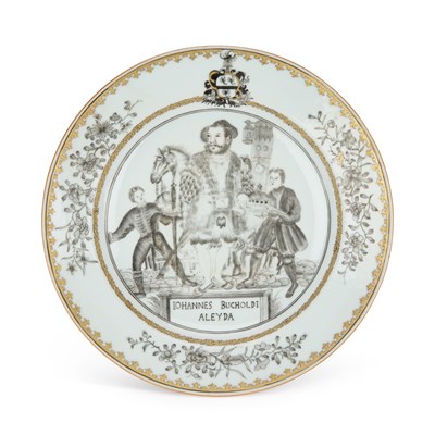 Lot 681 - A CHINESE EXPORT ARMORIAL STYLE PORCELAIN PLATE