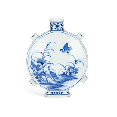 Lot 549 - A CHINESE BLUE AND WHITE MOON FLASK