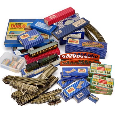 Lot 51 - A GROUP OF HORNBY DUBLO 'OO' GAUGE ITEMS