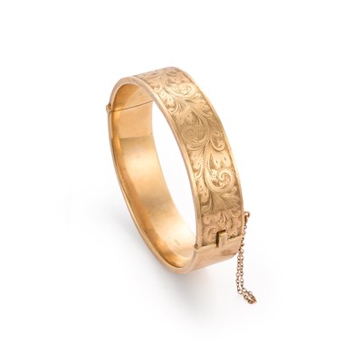 Lot 738A - A 9 CARAT GOLD FOLIATE ENGRAVED HINGE OPENING BANGLE