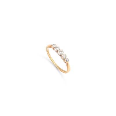 Lot 738 - A DIAMOND FIVE STONE RING