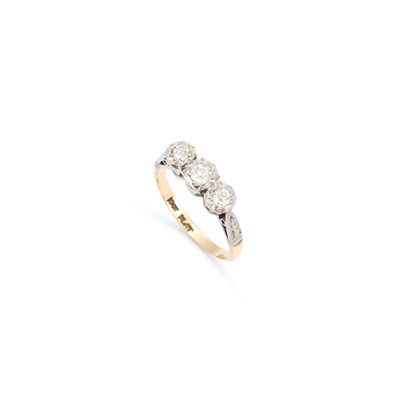 Lot 672 - A THREE STONE DIAMOND RING
