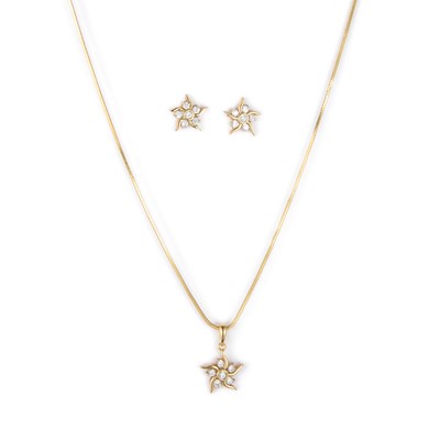 Lot 640 - A DIAMOND CLUSTER PENDANT AND EARRING SET