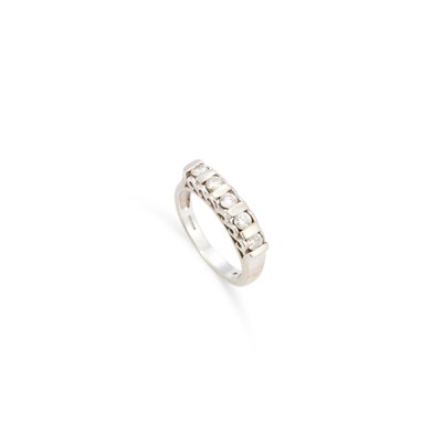 Lot 707 - A 9 CARAT WHITE GOLD DIAMOND RING
