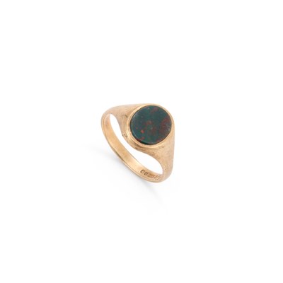 Lot 678 - A 9 CARAT GOLD BLOODSTONE SIGNET RING