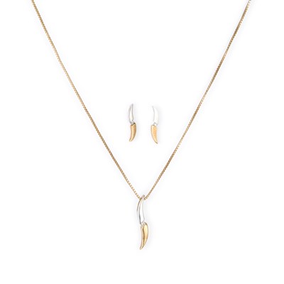 Lot 700 - A 9 CARAT BI-COLOURED GOLD DIAMOND PENDANT NECKLACE AND EARRING SET