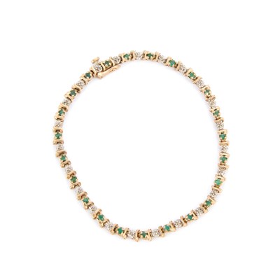 Lot 713 - A 9 CARAT GOLD EMERALD AND DIAMOND TENNIS BRACELET