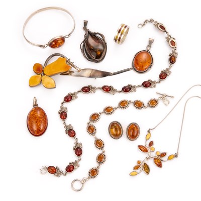 Lot 660 - A COLLECTION OF SILVER AMBER JEWELLERY