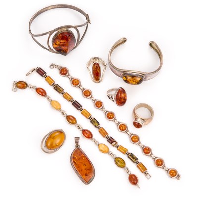 Lot 690 - A COLLECTION OF SILVER AMBER JEWELLERY