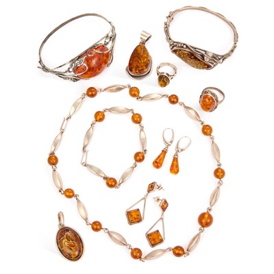 Lot 682 - A COLLECTION OF SILVER AMBER JEWELLERY