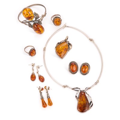 Lot 716 - A COLLECTION OF SILVER AMBER JEWELLERY