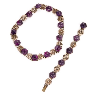 Lot 703 - AN AMETHYST NECKLACE AND BRACELET SET