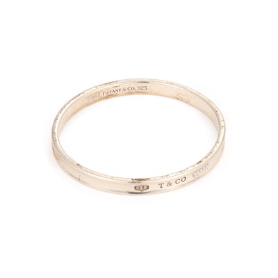 Lot 686 - TIFFANY & CO - A SILVER 1837 BANGLE