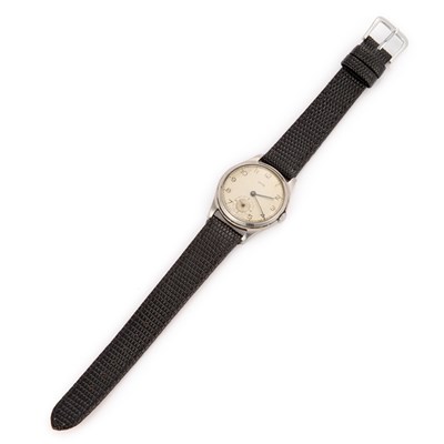 Lot 633 - A GENTS STEEL SMITHS STRAP WATCH