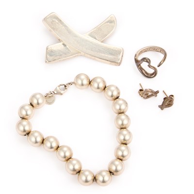 Lot 684 - TIFFANY & CO - A GROUP OF SILVER JEWELLERY