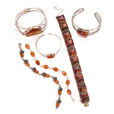 Lot 710 - A COLLECTION OF SILVER AMBER JEWELLERY