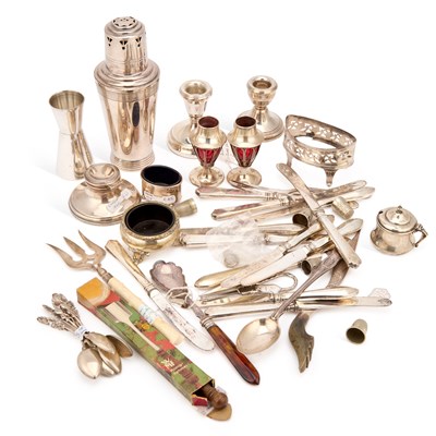 Lot 393 - A MIXED LOT OF SILVER AND PLATED ITEMS