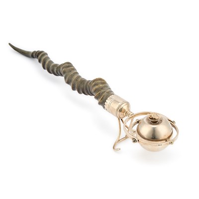 Lot 464 - AN EDWARDIAN SILVER-MOUNTED HORN CIGAR LIGHTER