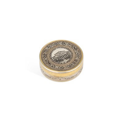Lot 257 - A RUSSIAN SILVER-GILT NIELLO BOX