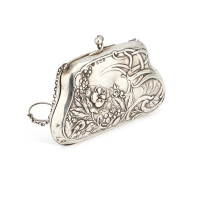 Lot 405 - AN ART NOUVEAU SILVER PURSE