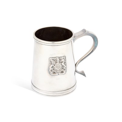Lot 400 - A LARGE ELIZABETH II SILVER MUG