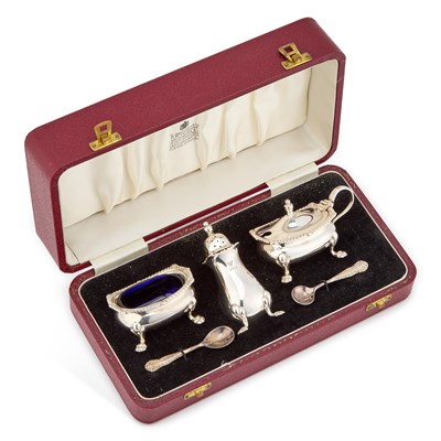 Lot 525 - A CASED SILVER CONDIMENT SET