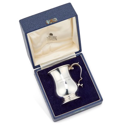 Lot 527 - AN ELIZABETH II SILVER MUG