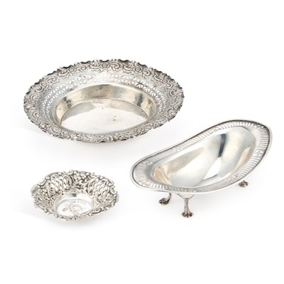 Lot 486 - A GROUP OF THREE SILVER DISHES