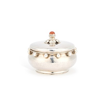 Lot 497 - AN ARTS AND CRAFTS SILVER BOX AND COVER